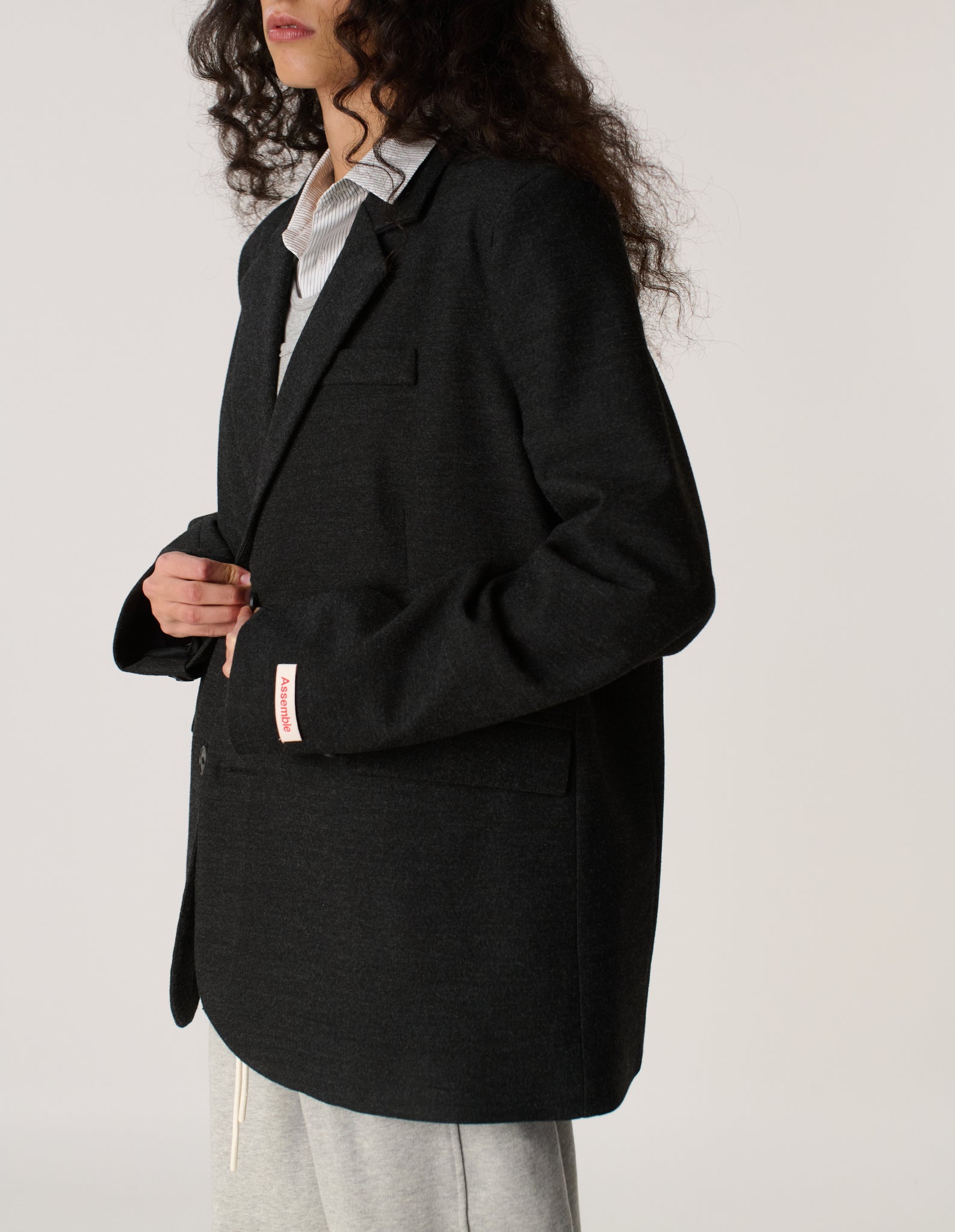 ASSEMBLE TAILORED LOGO JACKET I GREY