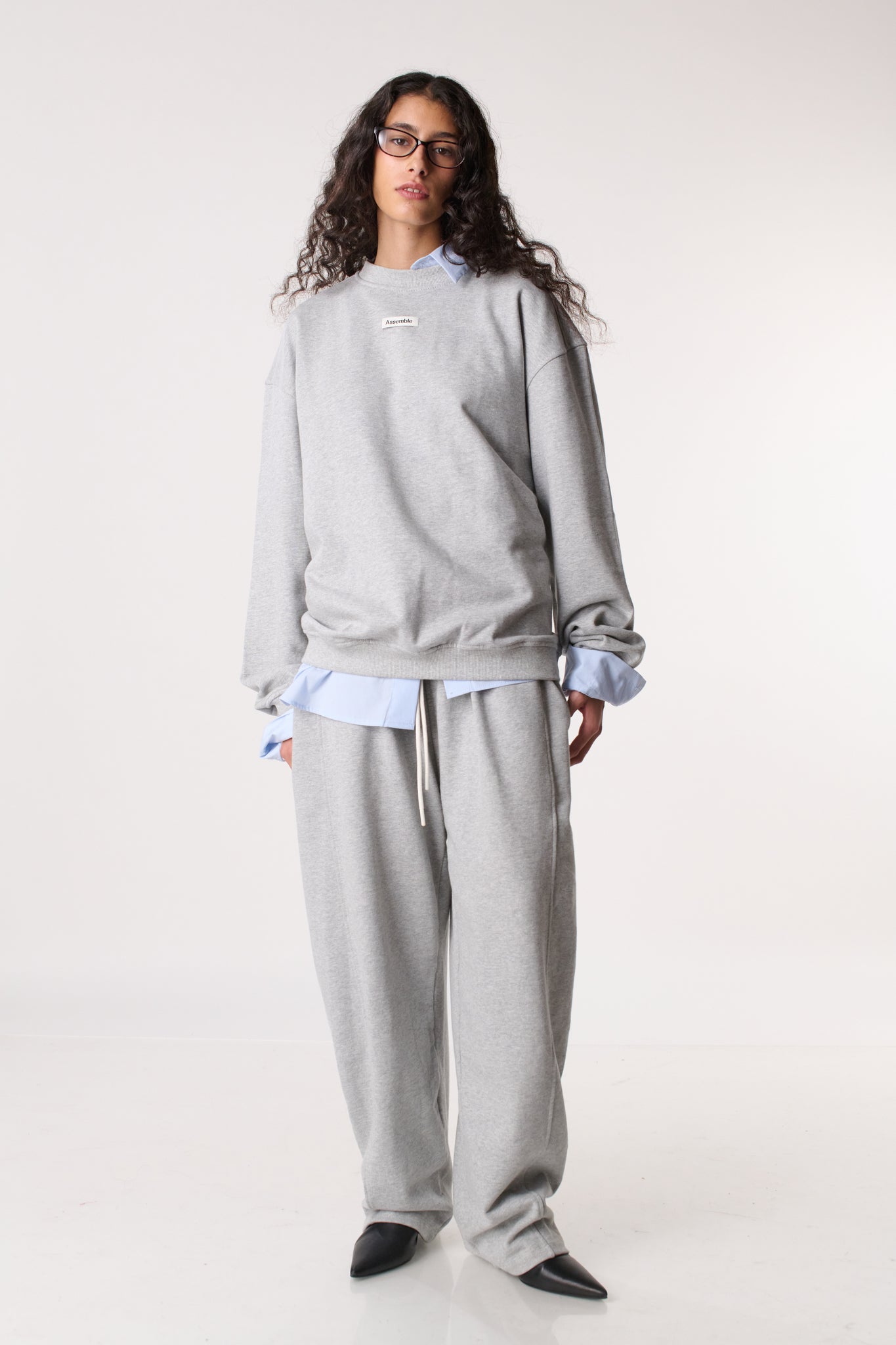 ASSEMBLE A. CREW LOGO SWEATSHIRT I GREY