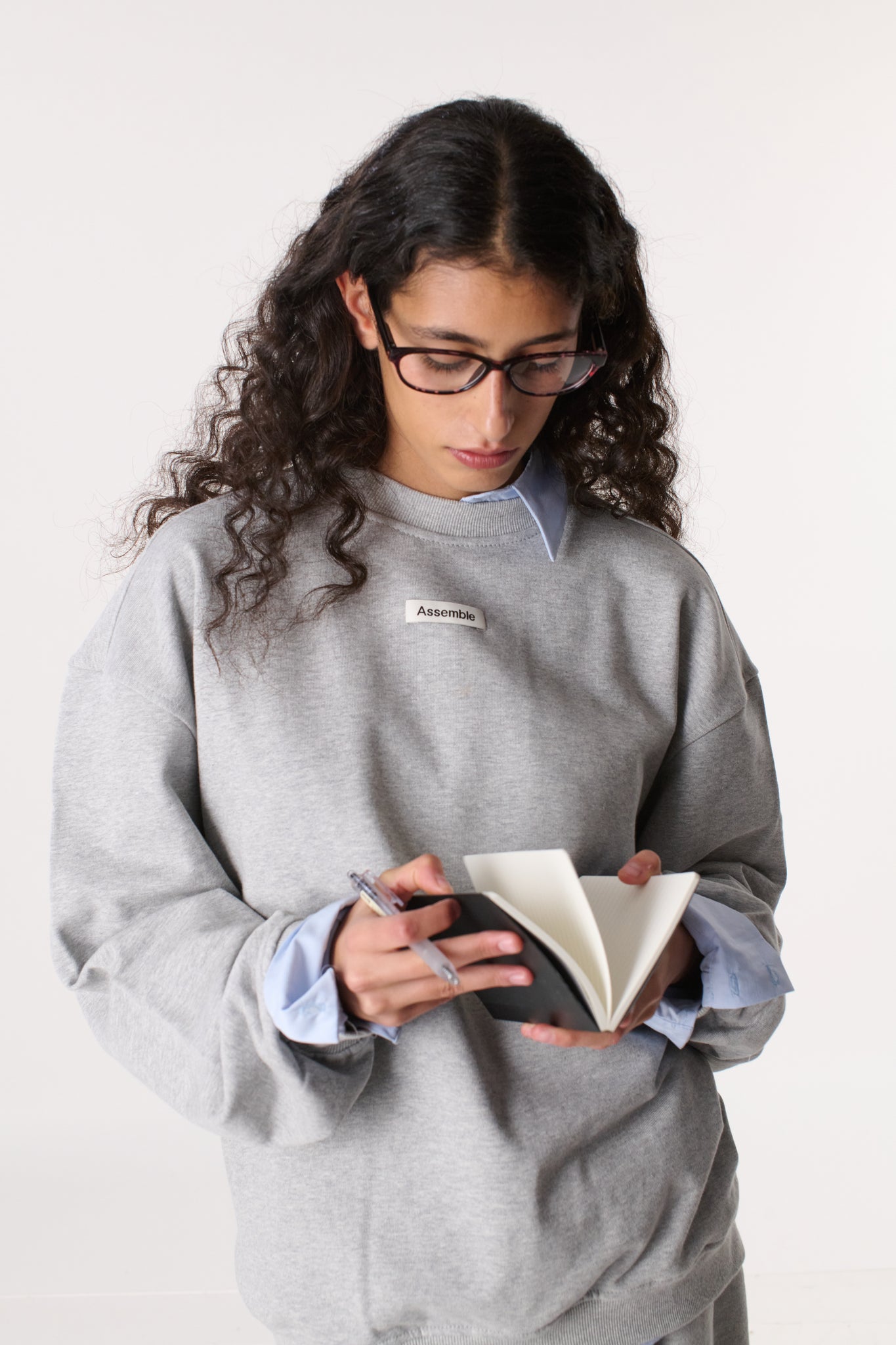 ASSEMBLE A. CREW LOGO SWEATSHIRT I GREY